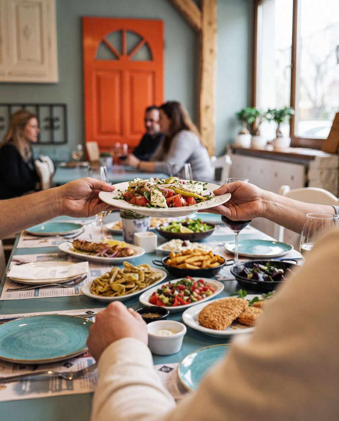 Mezedes werden am Tisch geteilt – Paréa bei Meze Meze