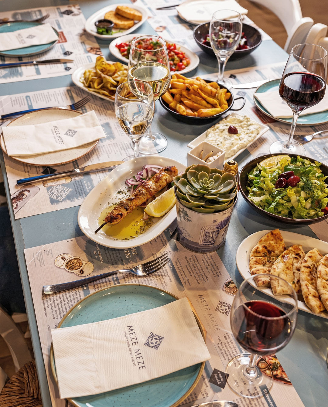 Mezedes auf dem Tisch bei Meze Meze Taverna
